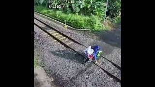live train accident     https://p.paytm.me/xCTH/h9sx7wjz link  #train #viral screenshot 3