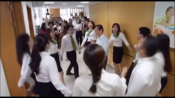 AWIN Vlogs - Nhân viên Vietcombank nhảy chúc mừng sinh nhật sếp !