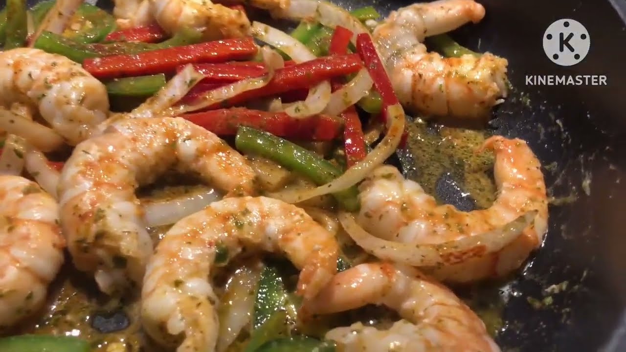 Приготовьте вместе со мной креветки, болгарский перец, лук и халапеньо с рисом.