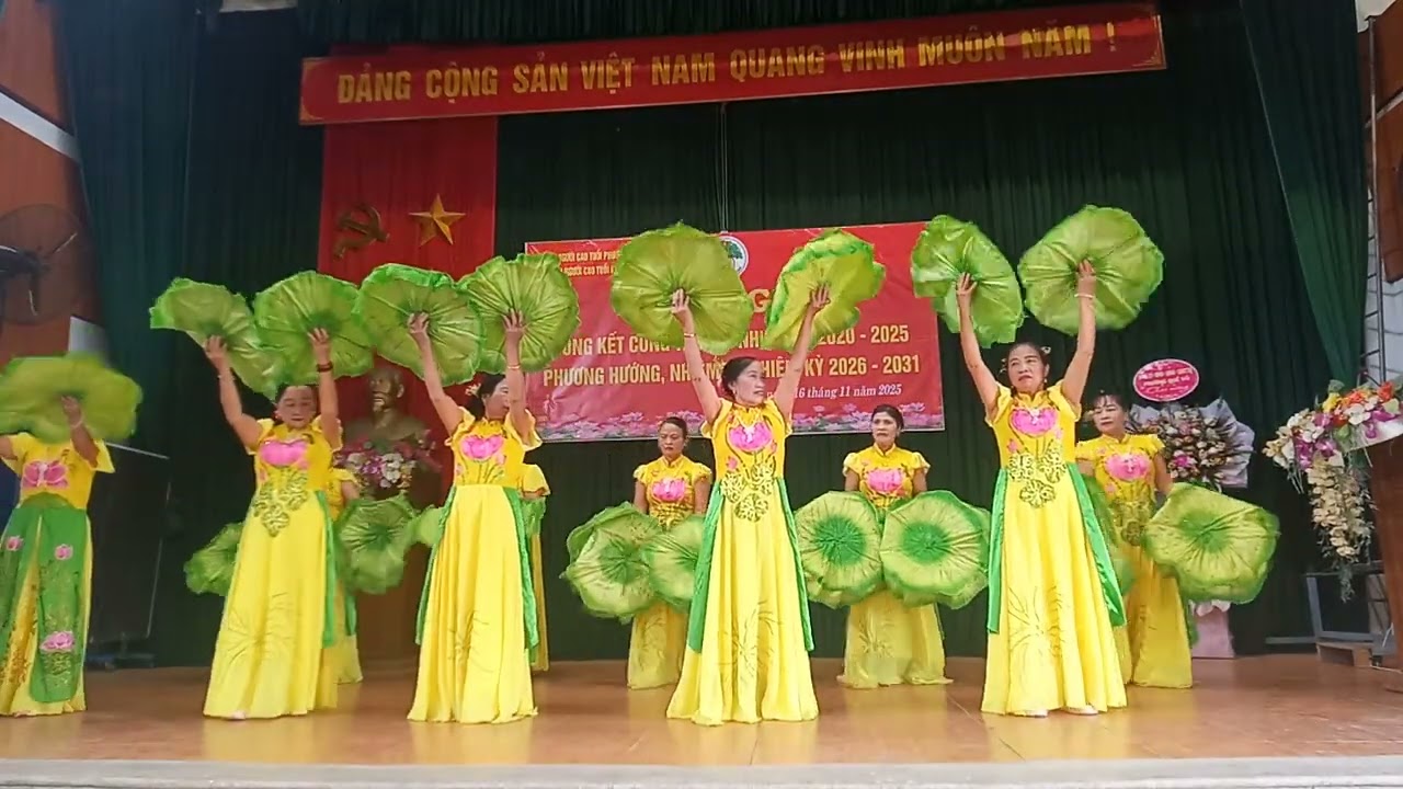 Múa lời ca dâng bác câu lạc bộ văn nghệ Lê Độ 