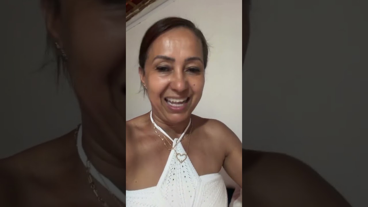 Андреа прибыла в свой новый дом на пляже Пеба.