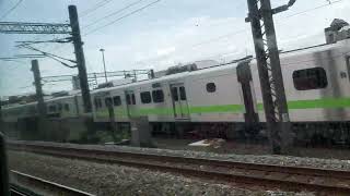 561次花蓮發車經由海線開往潮州的E223單電頭+新式自動門莒光號,(八堵站→七堵站路程景),4182次樹林發車經由宜蘭線開往蘇澳的EMU885+EMU886二代微笑號區間車