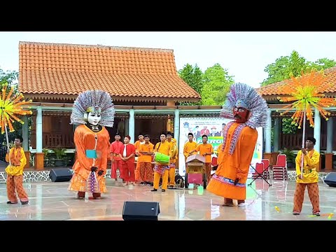 Ondel-ondel Main Di Setu Babakan