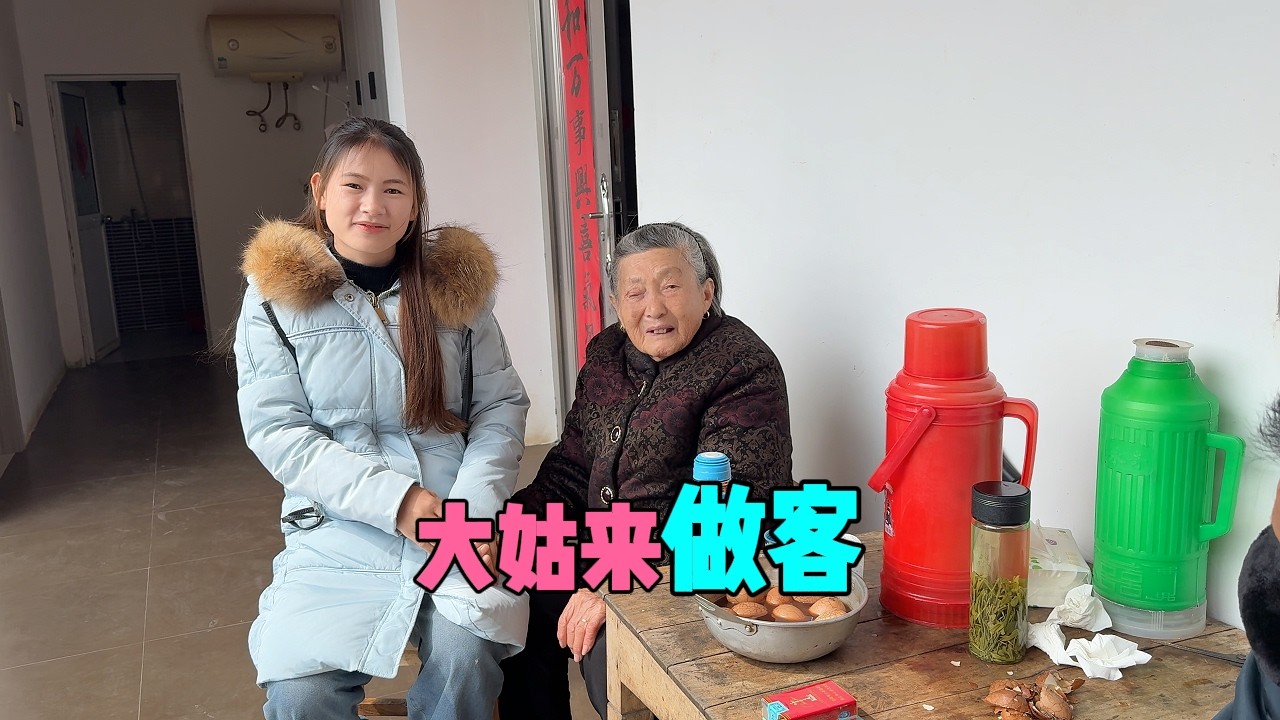 九十高齡的大姑特意來看我們，晴悅和父母視頻介紹李哥家的情況