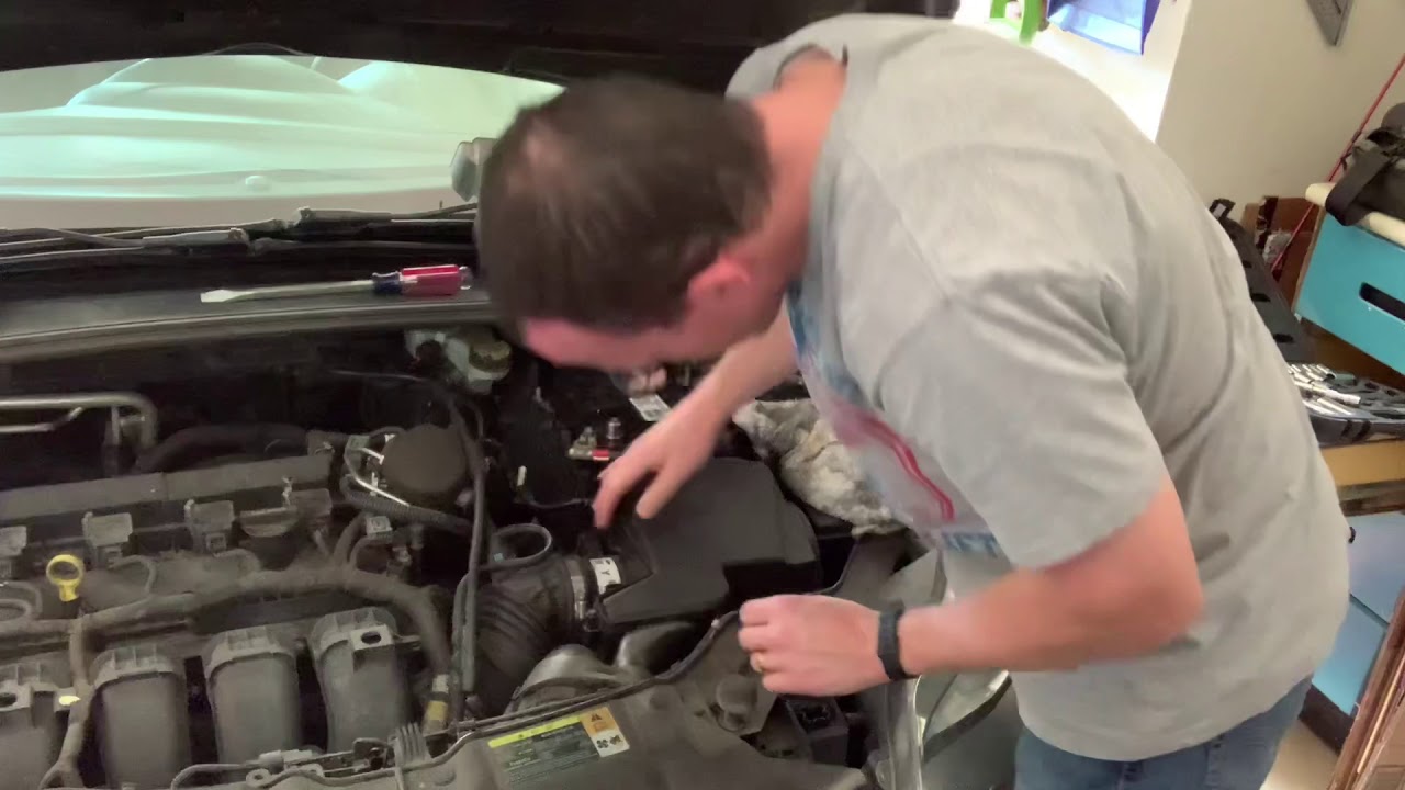 How to change the battery in a 2012 Ford Focus - YouTube