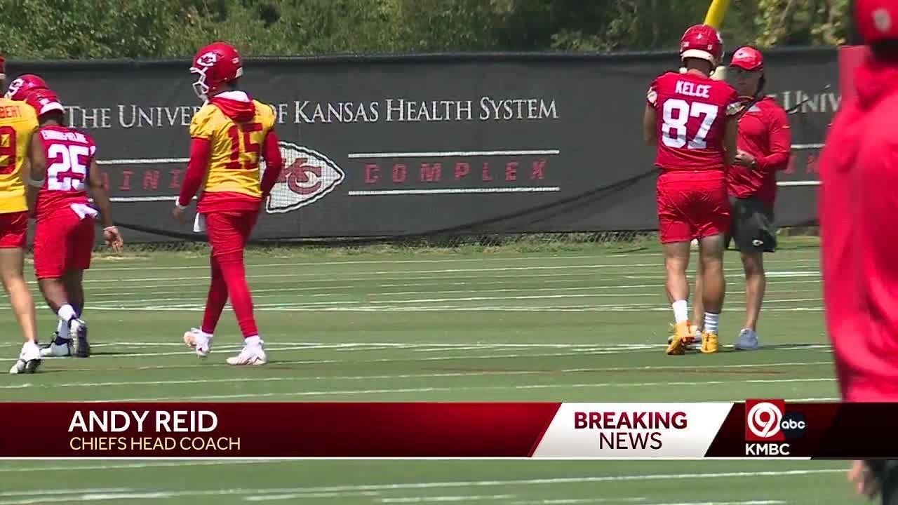 Travis Kelce hyper-extends his knee at Chiefs practice