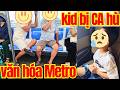 Đón 33 Betkon bị Mỹ đuổi về. Ngồi chàng hảng ở Metro. Ng mẹ cười khi con bị CA hù