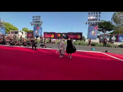 Video Venezia 83, Furi Nanase e Rokka Okada sul red carpet fanno il gesto coreano del cuore con le dita