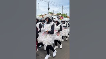 Kompak banget… Emak-emak Joget Karnaval