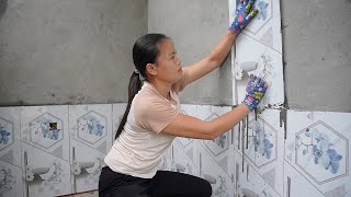 Tiling floral tiles, tiling toilets for the old woman and the disabled boy