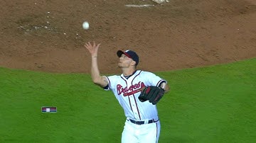 PHI@ATL: Miller barehands high chopper, gets the out