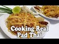 Cuisson du pad thai en thalande shopping pour des ingrdients sur un march et une recette de pad thai en thalande