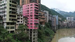 云南最窄县城，整座县城位于峡谷之中，没有一块平地，全是吊脚楼