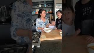 קרן קדוש עם מתכון לבייבי פחזניות שאפשר להכין עם הילדים! בשידור LIVE מתוך עמוד הפייסבוק של ערוץ האוכל