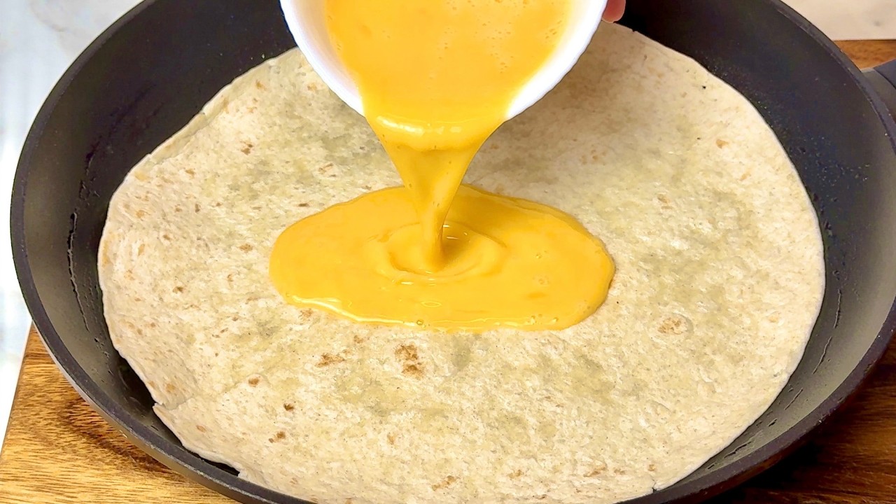 Просто вылейте 2 Яйца на лаваш и результат будет потрясающий! Вкуснее, чем пирог! +творог и банан
