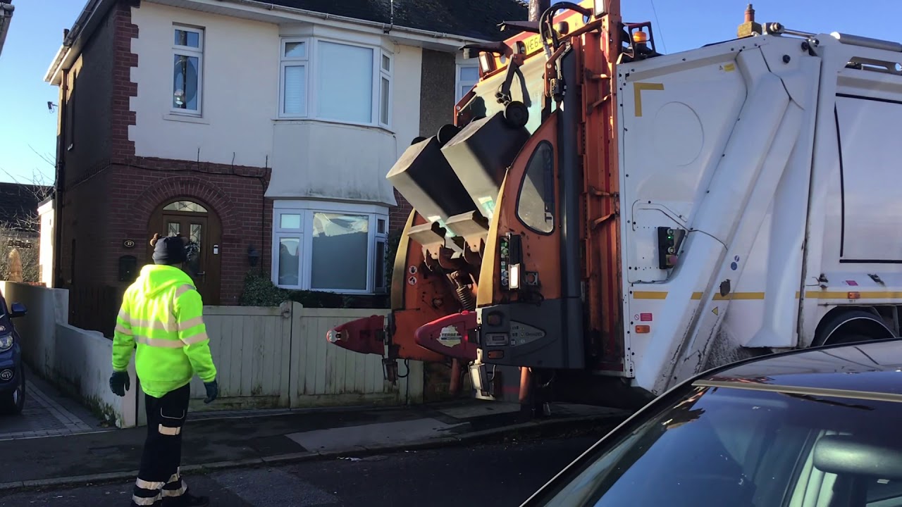 Recycling bin men emptying bins in Bournemouth part 5 (24/12/2020) YouTube