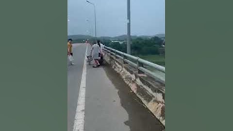 Hai cô gái thản nhiên vứt rác xuống sông Lô từ trên Cầu Kim Xuyên
