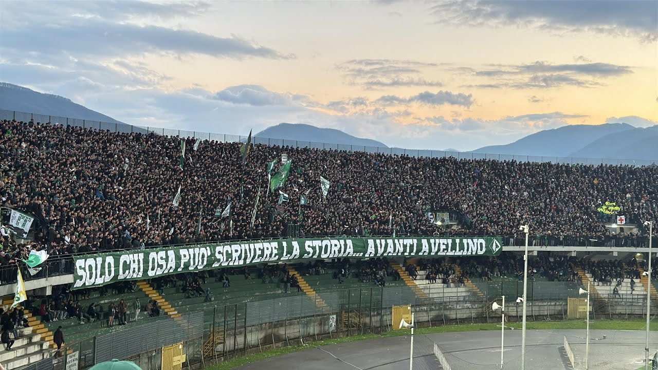 Avellino-Benevento, i cori e la festa degli ultras biancoverdi in Curva Sud nel derby