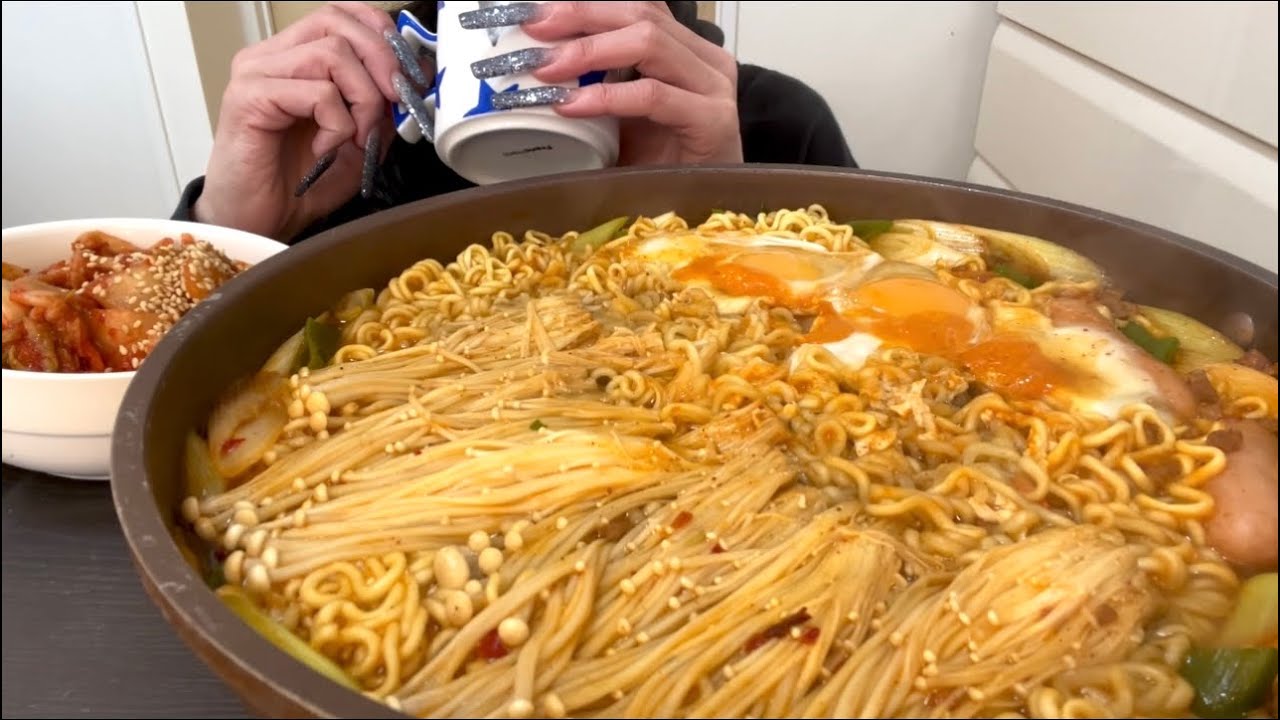 【ASMR，咀嚼音】Shin Ramyun and Kimchi！辛ラーメンとキムチ！