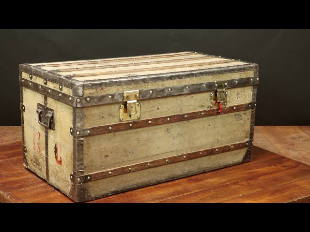 LOUIS VUITTON trunk with gray canvas call Gray trianon 