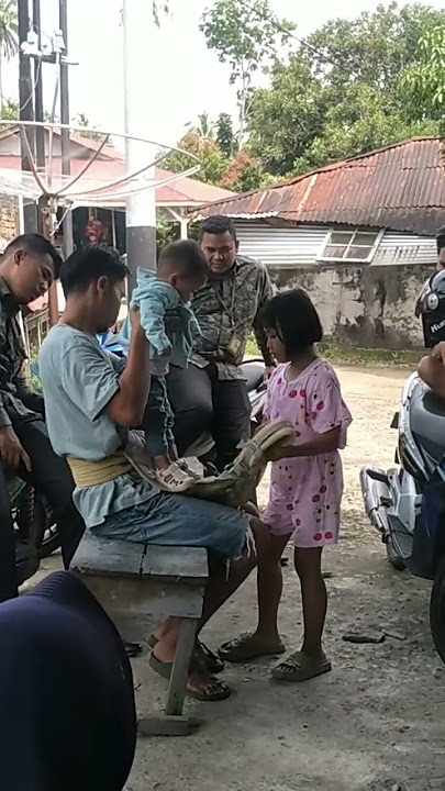 anak y di gendong satu.. penonton nya y banyak.,