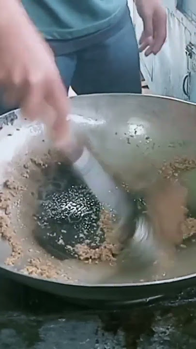 aksi tukang nasi goreng lincah dan cekatan