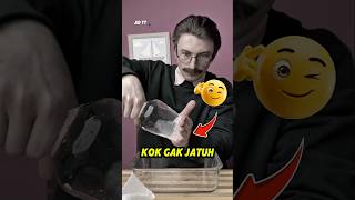 Gelas Dibalik Airnya Nggak Jatuh?! 🤯 #lifehacks