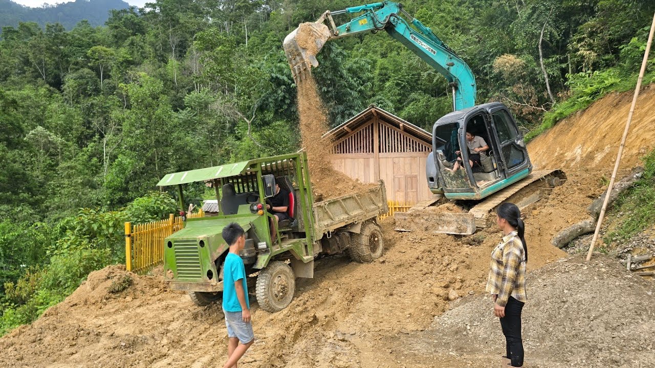Woman hires excavator to help restore house after landslide | Lý Thương country life