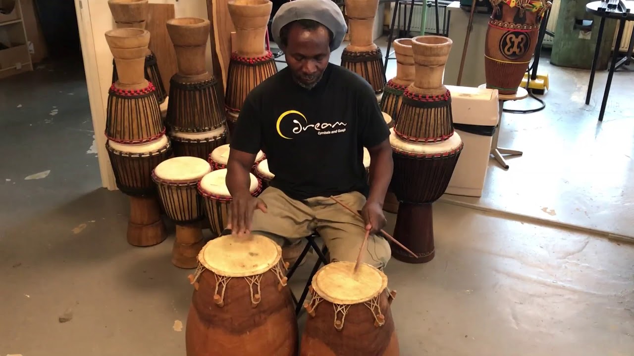 Ras Kollinx bespeelt Ghanese trommelset