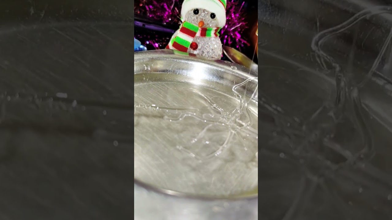 человек делающий поделки рассказал как быстро остудить термоклей #shorts