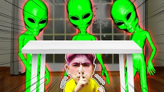 Kangi Play with Giant Green UFO Aliens Balloon│외계인이 나타났다 외계인 풍선 숨바꼭질│럭키강이 LuckyKangi