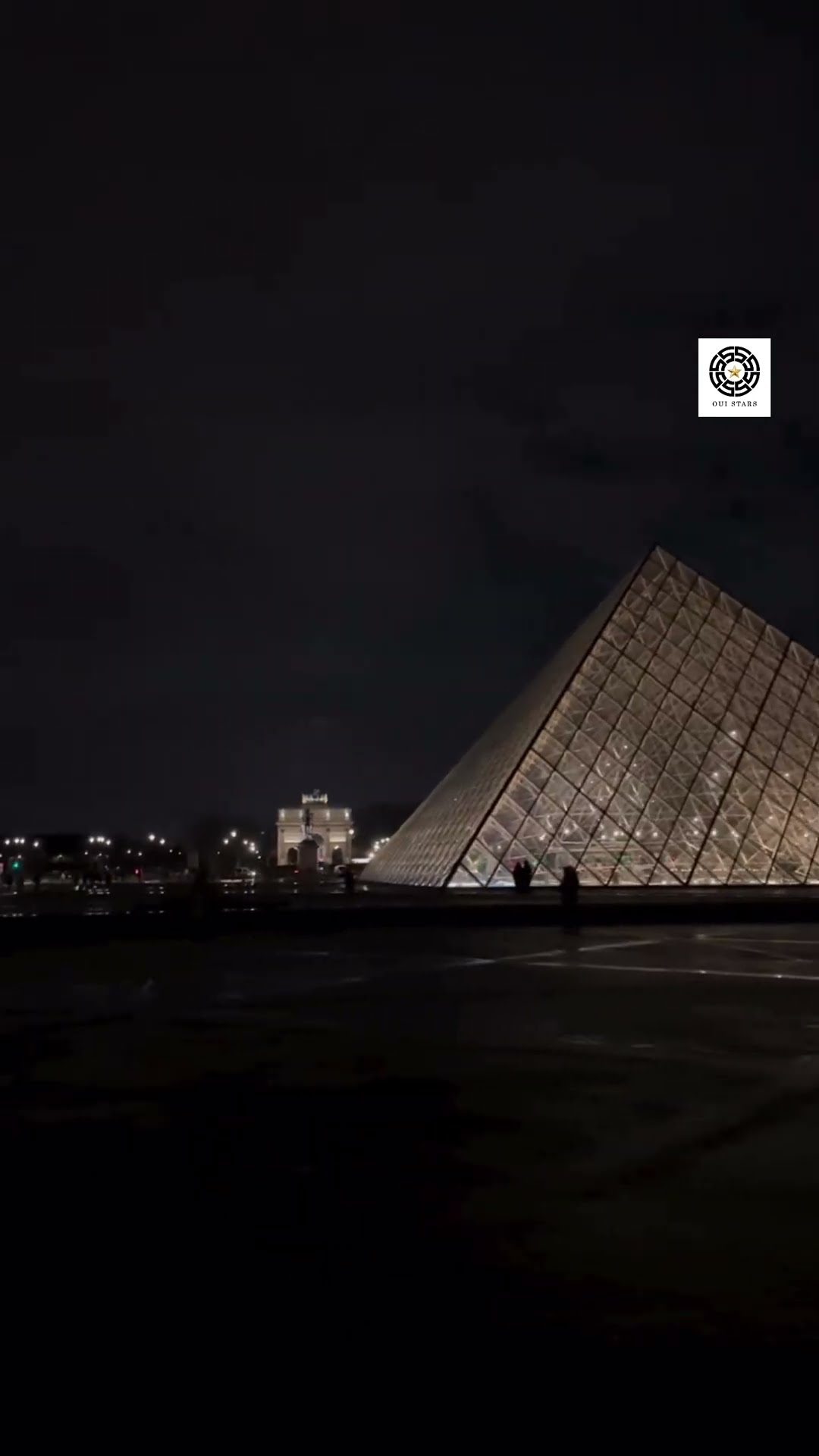 Paris la nuit fait parfois peur… mais devant la Pyramide du Louvre, la nuit dev…