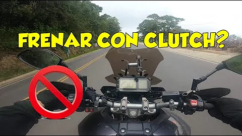 ¿Debo embragar al frenar la moto?