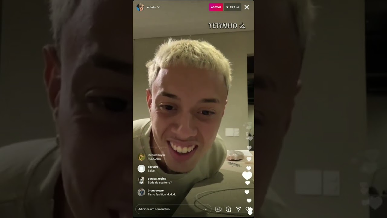 Teto bolando um beck e mostra o presente que ganhou do matuê em live