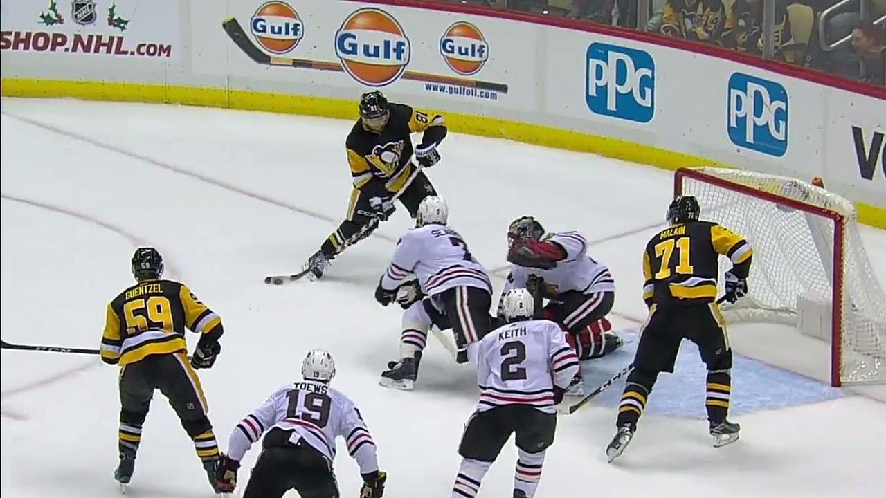 Blackhawks' Crawford makes game-saving stop, robs Kessel point blank