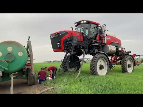 Видео: Обработка озимой пшеницы, самоходный опрыскиватель KUHN STRONGER 4000