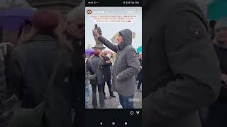 Gita a Praga e incontro a sorpresa con Mattarella: Gigi Brugnoli lo saluta sul Ponte Carlo