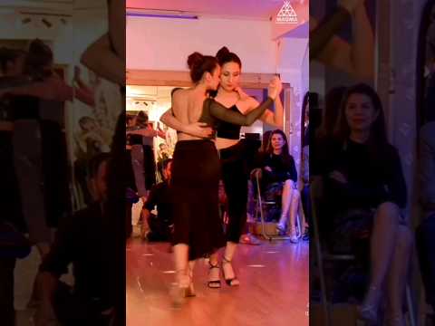 Ana Karina Conejeros y Melania Macaya bailando "Siempre me quedara" por Bebe en Trazarte. Sept 2023.