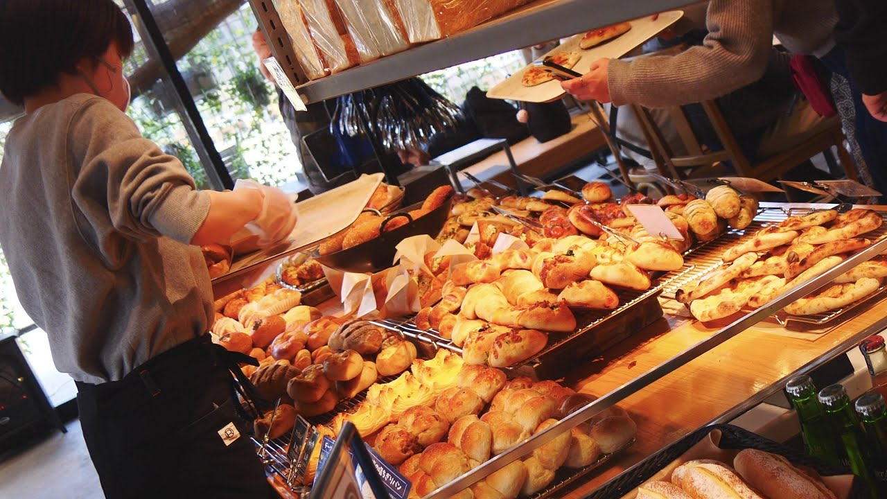 Пекарня посреди парка!Выпечка хлеба пекарями, начиная с полуночи в Осаке