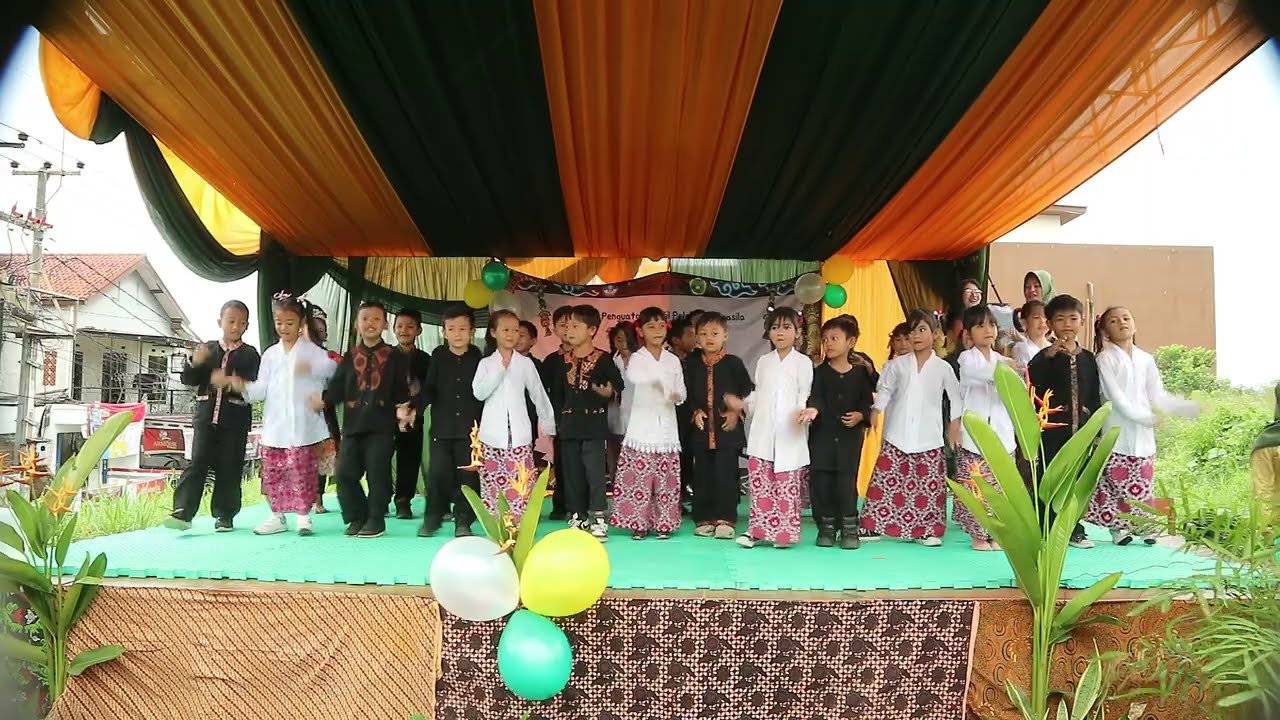 Penampilan paduan suara Kelas 1 (MASTAKA TAKTAK) pada acara GELAR KARYA SDN CINUNUK 05