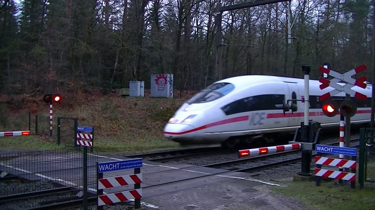 Spoorwegovergang Apeldoorn // Dutch railroad crossing