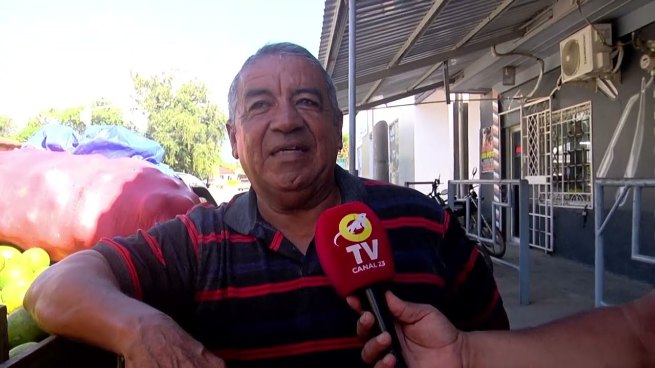 CIUDADANO SE GANA EL PAN DE CADA DÍA CON LA VENTA DE NARANJAS