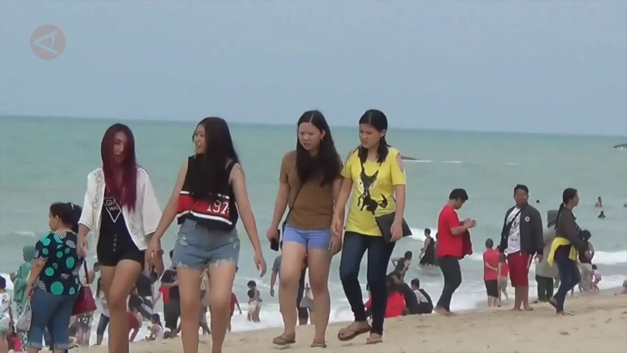 Warga Bangka Padati Pantai Tikus Emas