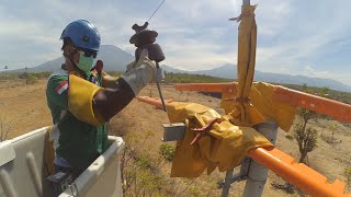 how PLN officers replace support insulators without turning off the customer's electricity
