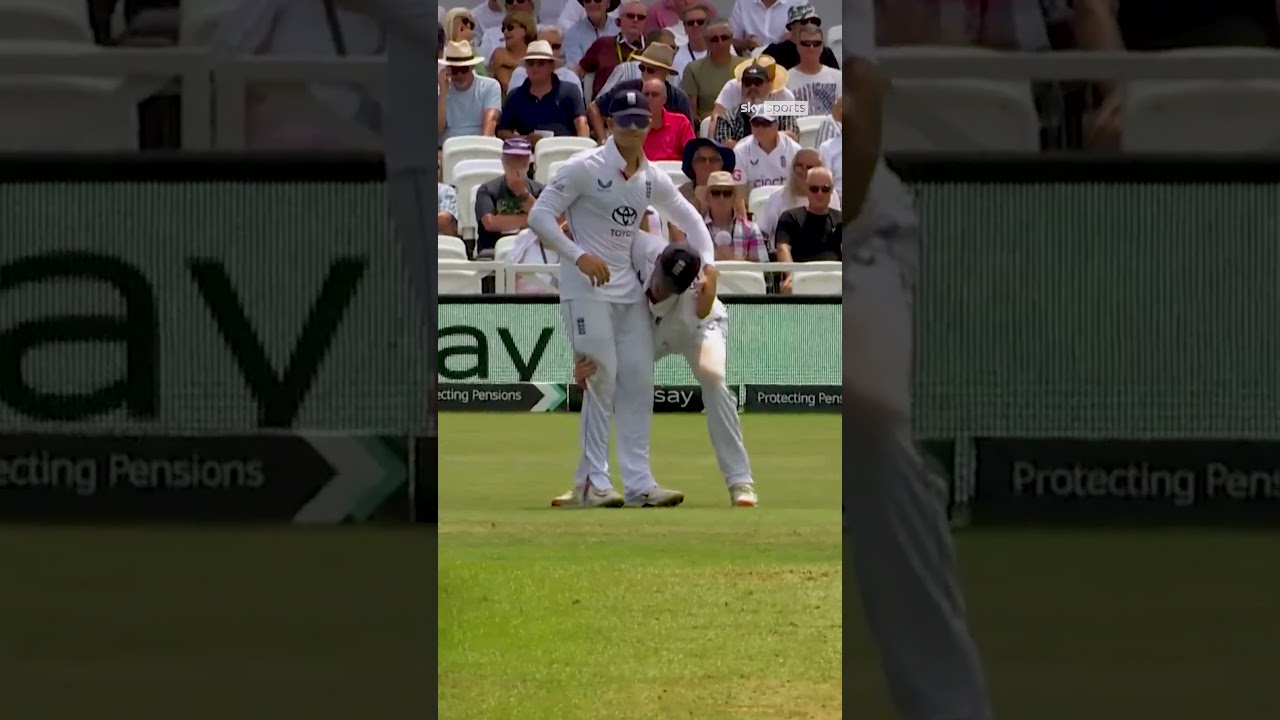 Got to keep yourselves entertained in the outfield! 😅🤸