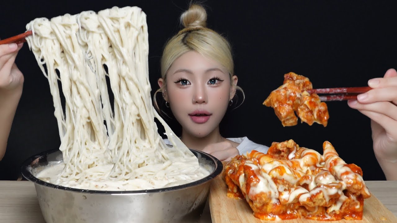 국수만 1kg! 걸쭉~한 콩국수와 처갓집 슈프림 양념치킨 먹방 Korean sweet fried chicken & Cold Soy Bean Noodles Mukbang Asmr