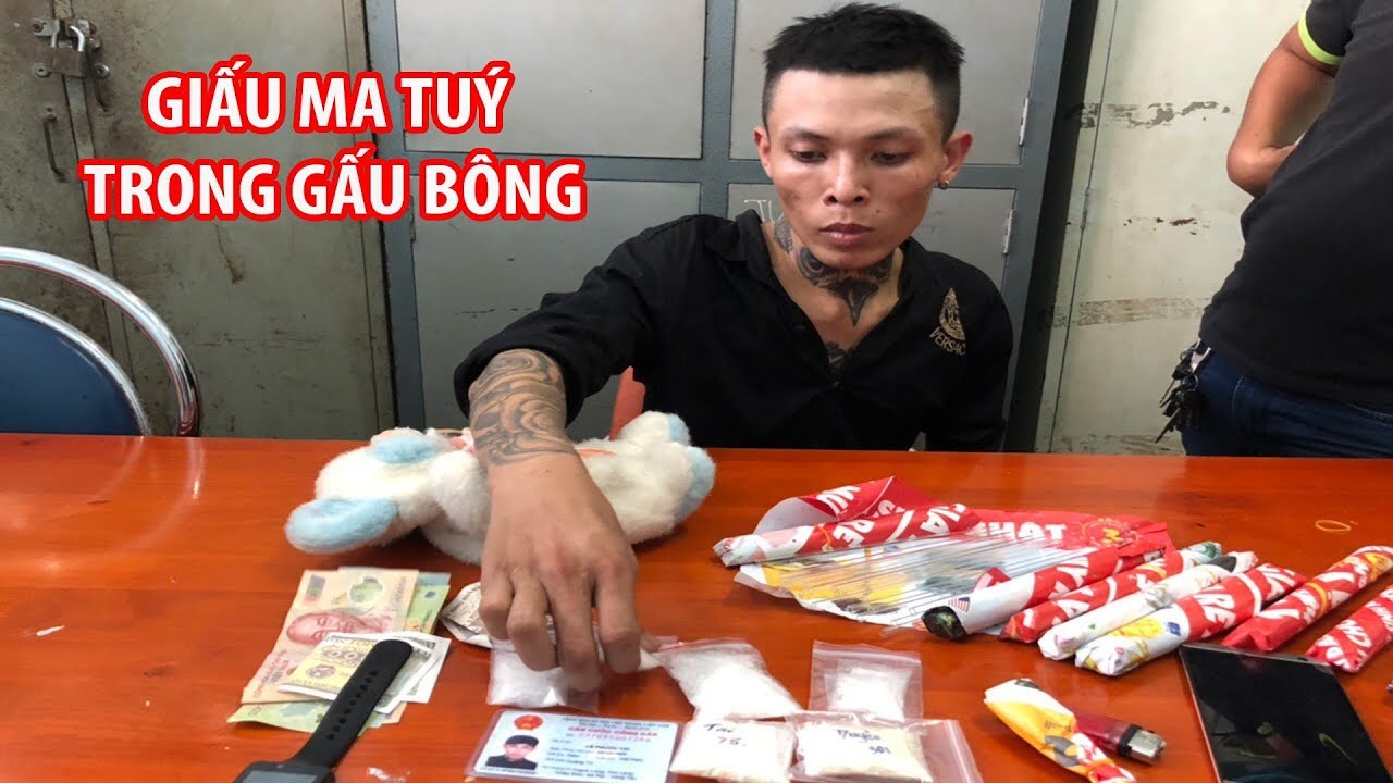 Thanh niên xăm trổ ôm con gấu bông bên trong đầy ma túy