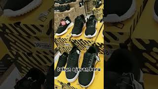 kenapa sepatu sekolah harus hitam polos ada yg tau alasannya  🤔🙄