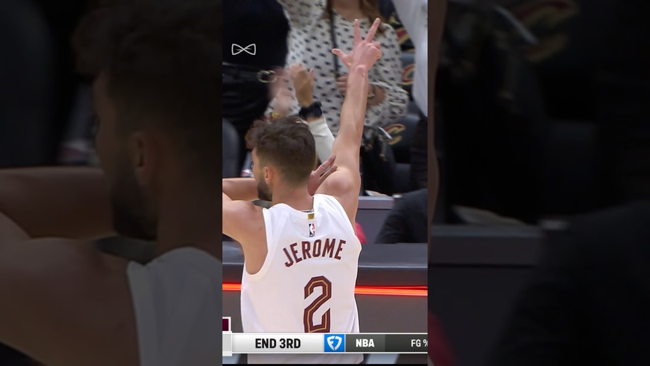 🚨 TY JEROME at the third quarter buzzer! 