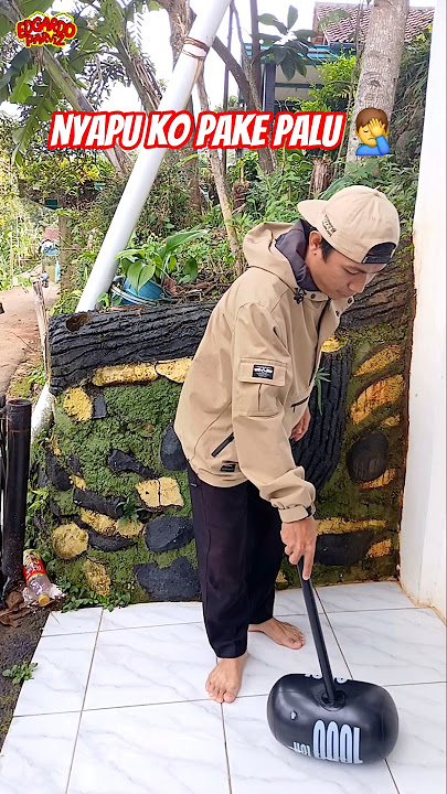 sweeping with a hammer 🤦‍♂️ #shorts #edgar #broom #hammer #funny #trending #comedy